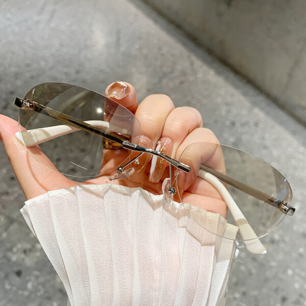 Retro frameless oval sunglasses