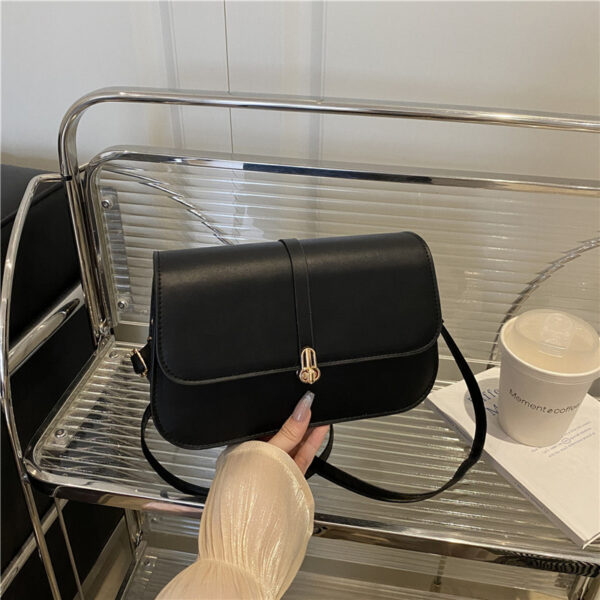 Fashionable and luxurious chain underarm saddle bag